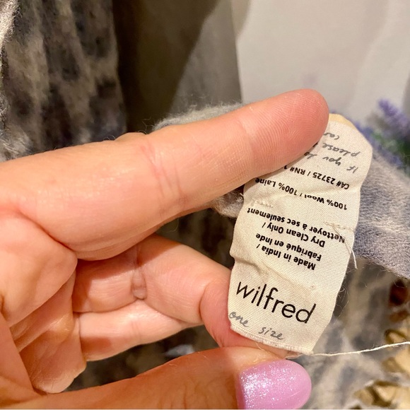 *sold* Aritzia WILFRED 100% Wool monochromatic animal print scarf /wrap - Picture 6 of 7